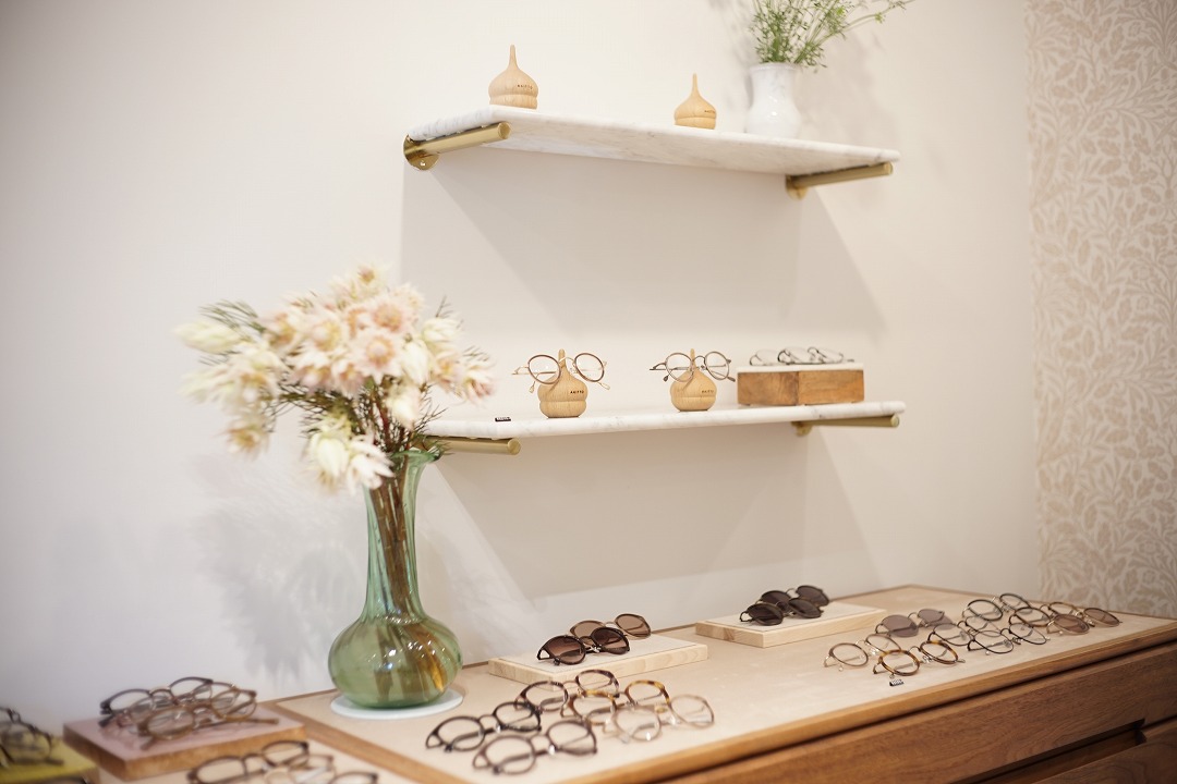 HibiMegane ONLINE SHOP / 強度近視でもキレイになれる！【AKITTO